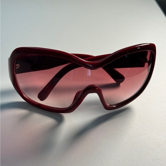 Stylish Red Oversized Sunglasses - Picture 2 of 3